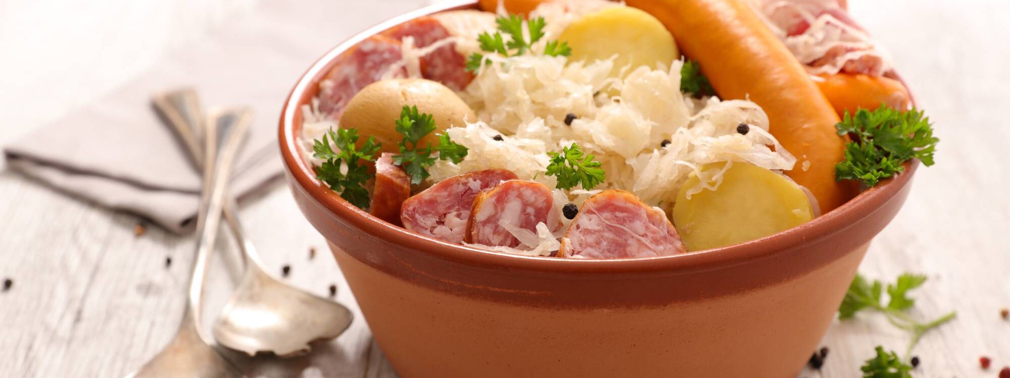 CHOUCROUTE 2 2000X750 | Le Giersberg Quels sont les plats alsaciens à essayer absolument pour un amateur de viande ? Wintzenheim