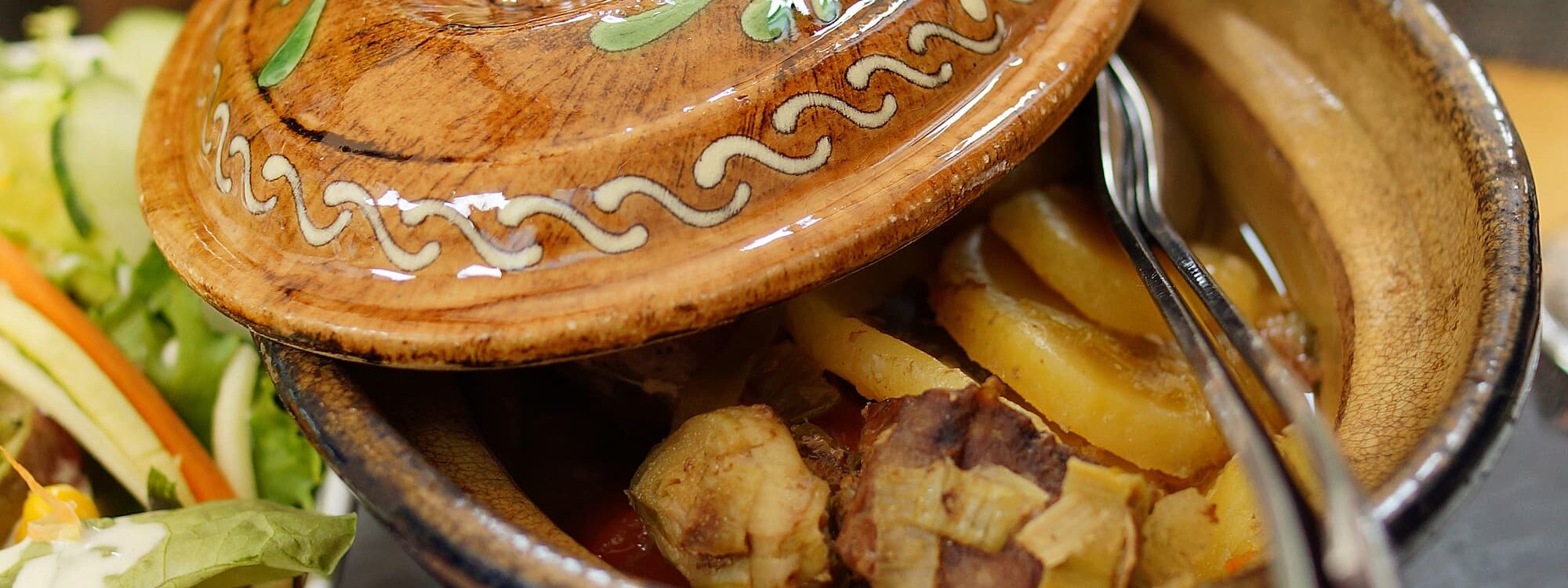 BAECKEOFFE 2000X750 | Le Giersberg Qu’est-ce qui rend le Baeckeoffe si unique dans la tradition culinaire alsacienne ? Guebwiller